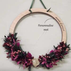 Couronne murale en fleurs séchées – Cercle bois gravé